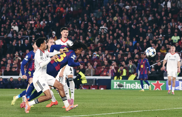 Hậu vệ tỏa sáng, Barcelona ngược dòng giành chiến thắng sân nhà - Ảnh 6.