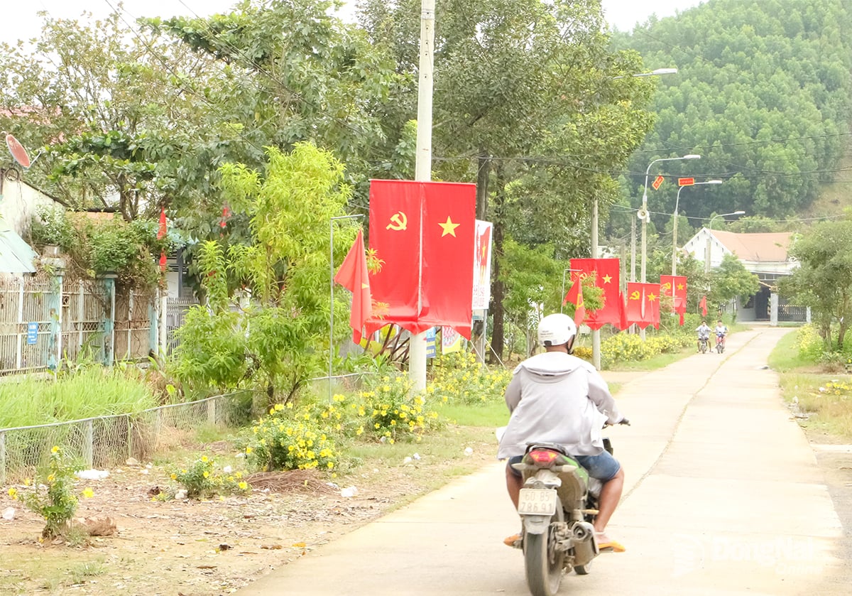 תושבי קהילת דאק לואה נוסעים לאורך כביש ירוק, נקי ויפה. צילום: ואן טרויין