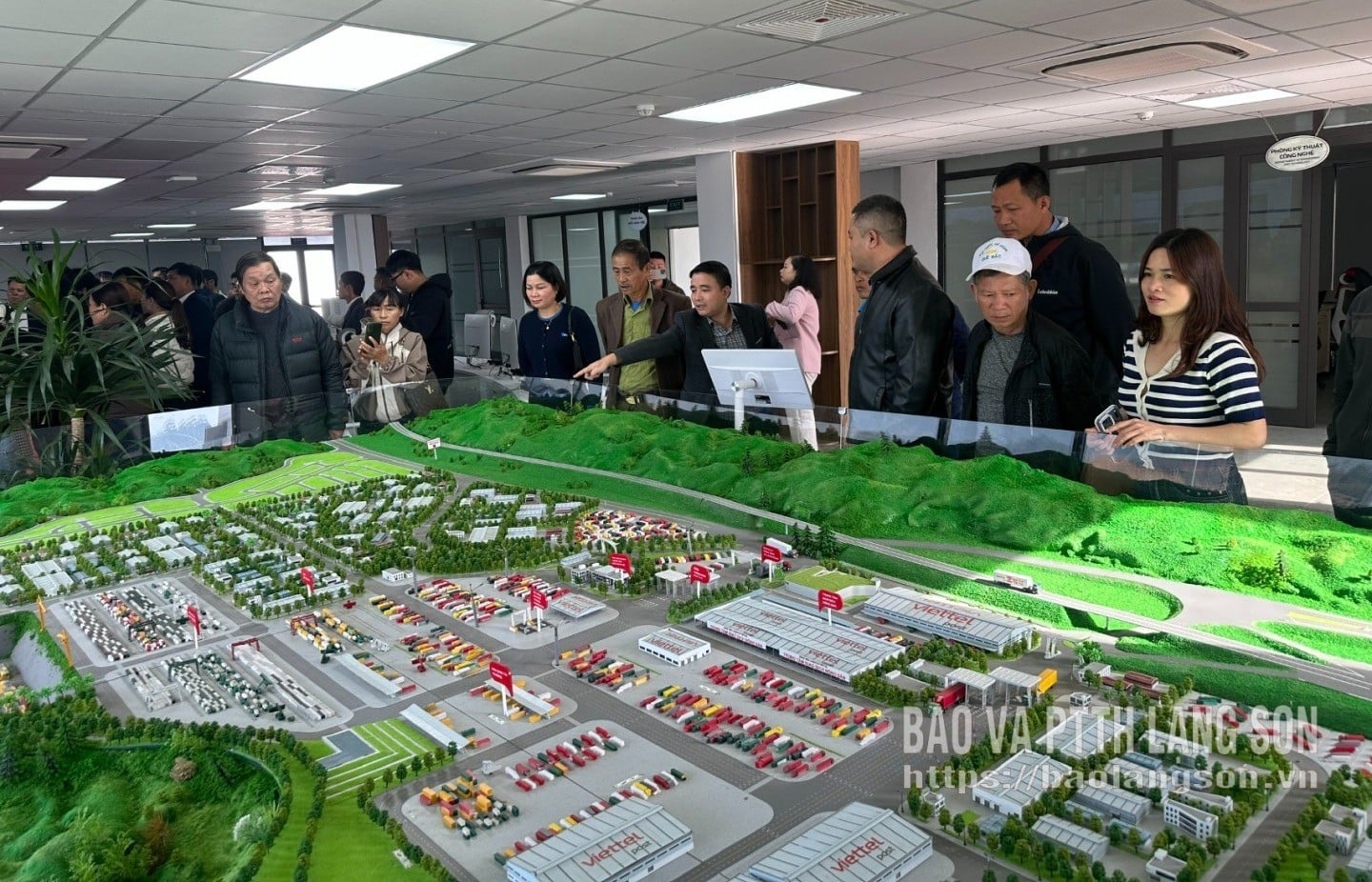 Przedstawiciele przedsiębiorstw i spółdzielni z prowincji odwiedzili Park Logistyczny Viettel Lang Son