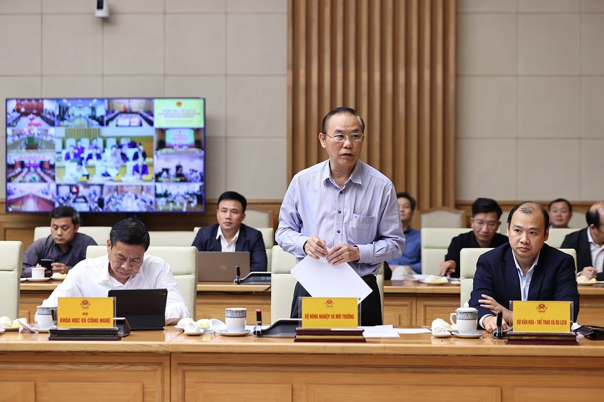 Wakil Menteri Pertanian dan Lingkungan Hidup Phung Duc Tien melaporkan dalam pertemuan tersebut. Foto: VGP. Thứ trưởng Bộ Nông nghiệp và Môi trường Phùng Đức Tiến báo cáo tại Phiên họp. Ảnh: VGP.