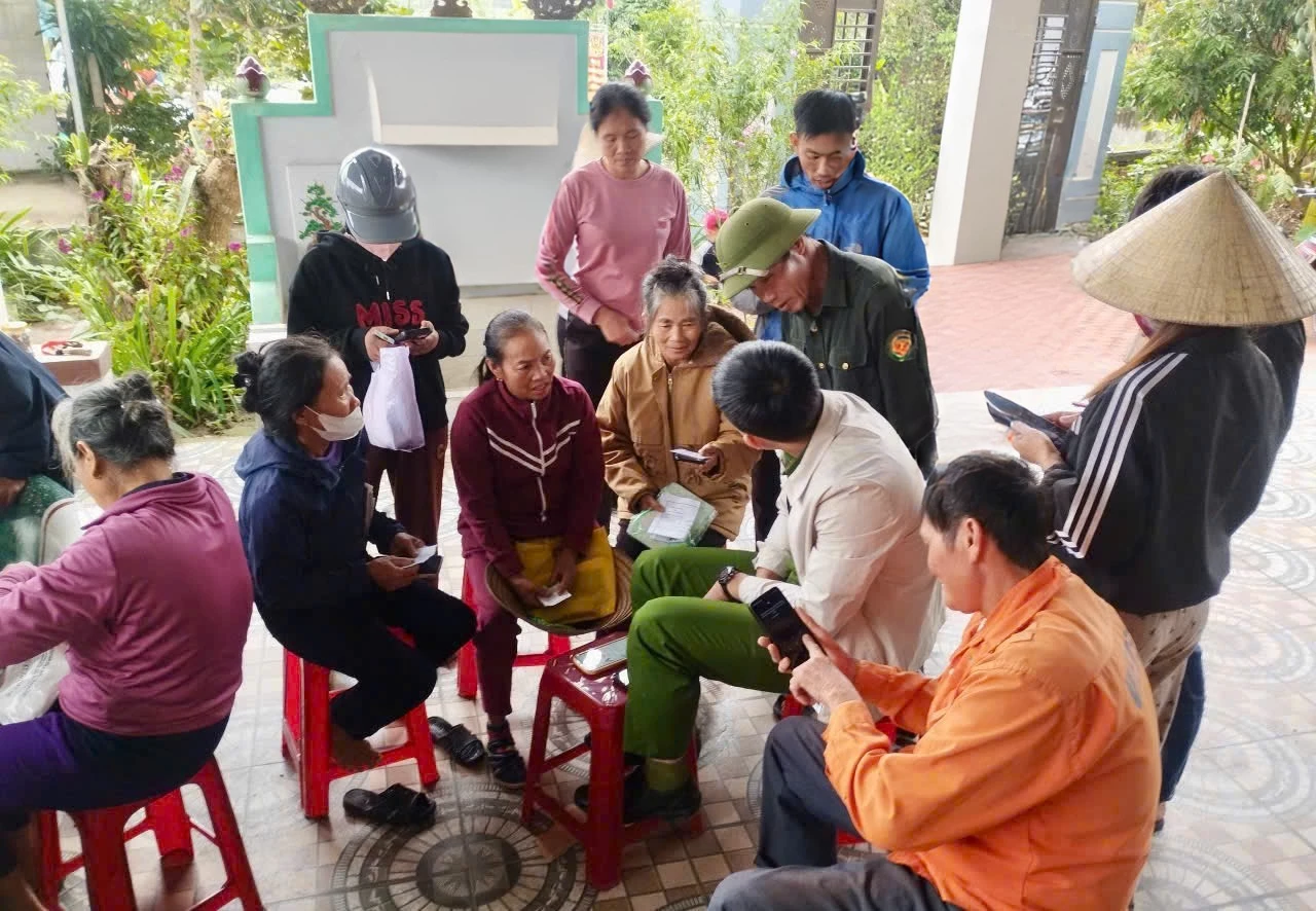 Команда по цифровым технологиям сообщества и проект 06 координируют свои действия с силами безопасности, посещая каждое домохозяйство для поддержки установки и активации учетных записей VNeID. Фото: H.N.