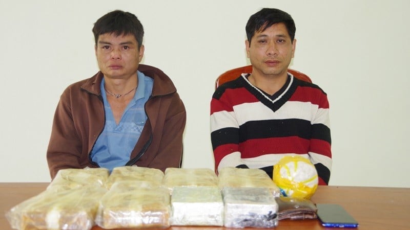 Dos sujetos y pruebas cuando fueron arrestados por la Guardia Fronteriza de Dien Bien en el marcador fronterizo nacional 83, en la frontera entre Vietnam y Laos.