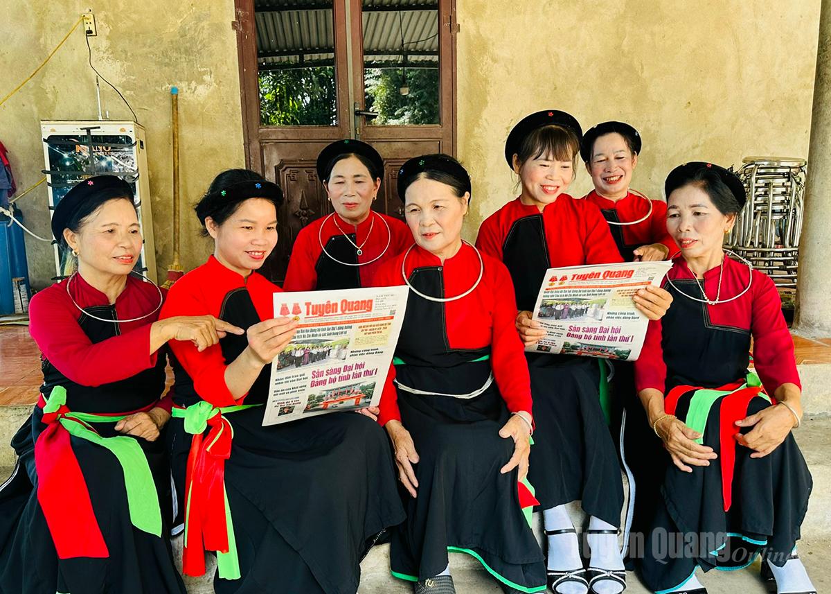 Представители этнического меньшинства каолань в районе Биньтхуан следят за политикой в отношении этнических меньшинств через прессу.