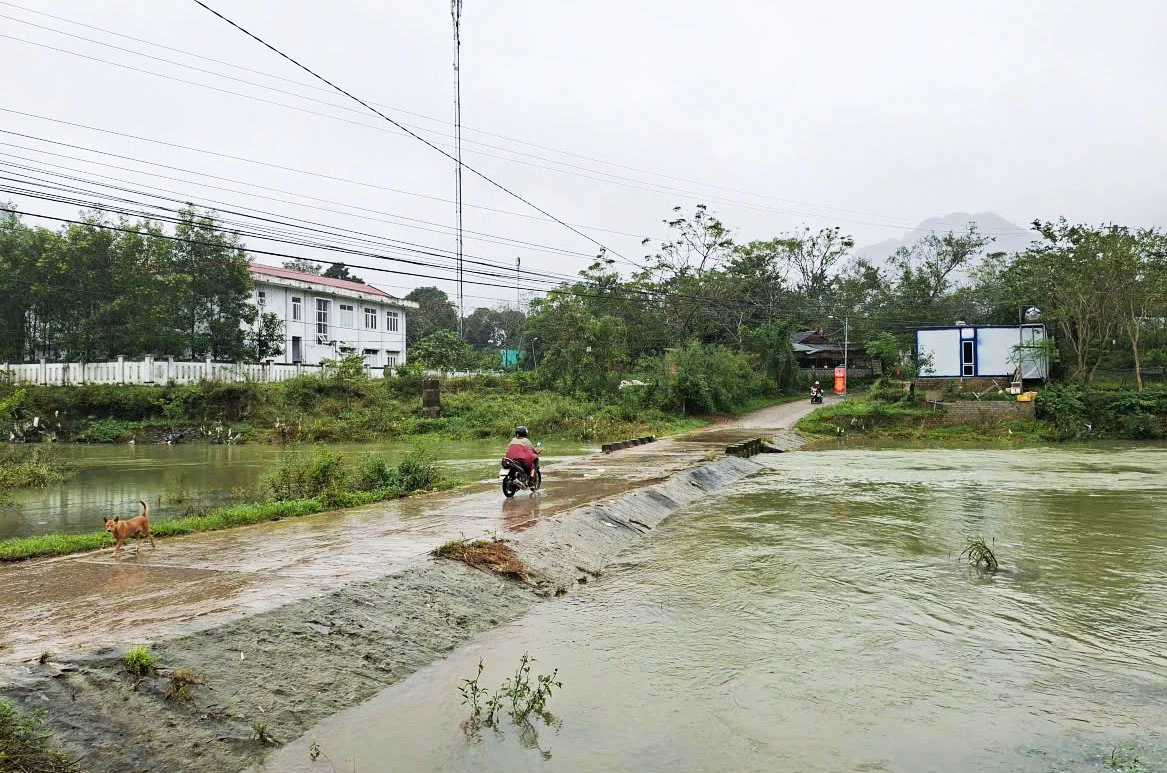 Drogi są narażone na długotrwałe powodzie po ulewnych deszczach, co utrudnia rozwój infrastruktury - Zdjęcie: H.C.