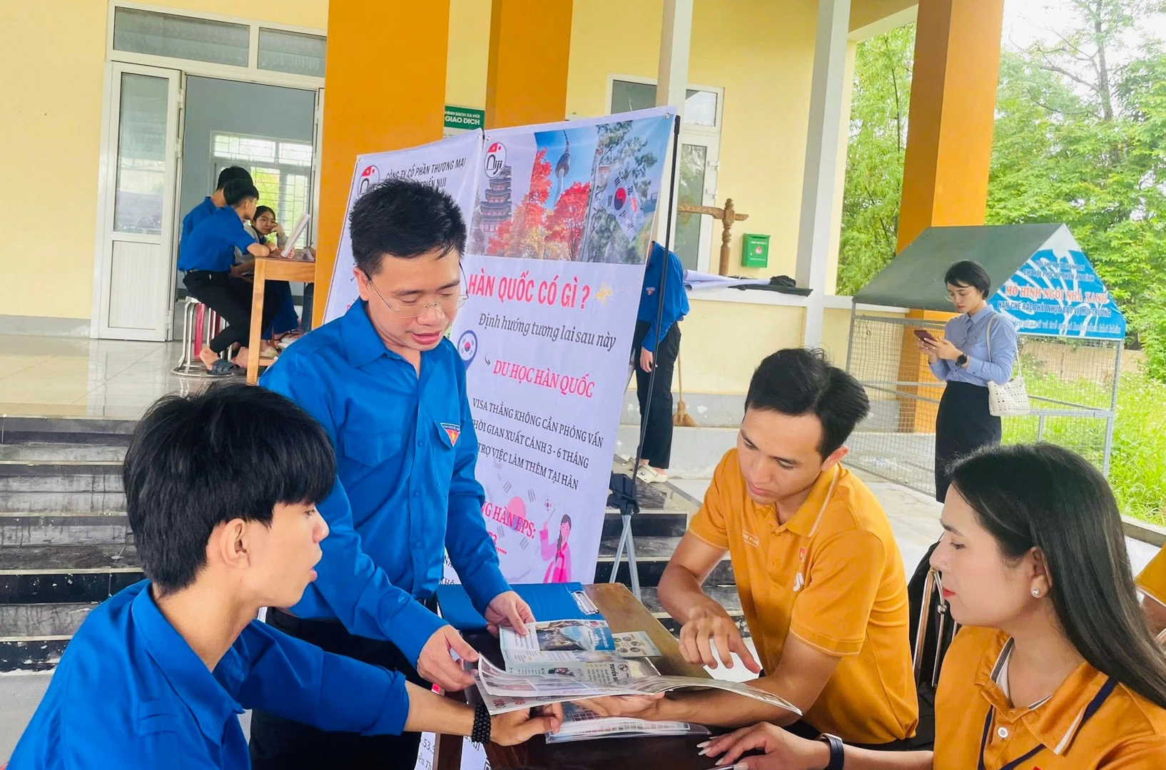 A feira de empregos itinerante organizada pela União da Juventude da comuna de Hieu Giang atraiu centenas de trabalhadores e jovens em busca de informações - Foto: L.T.