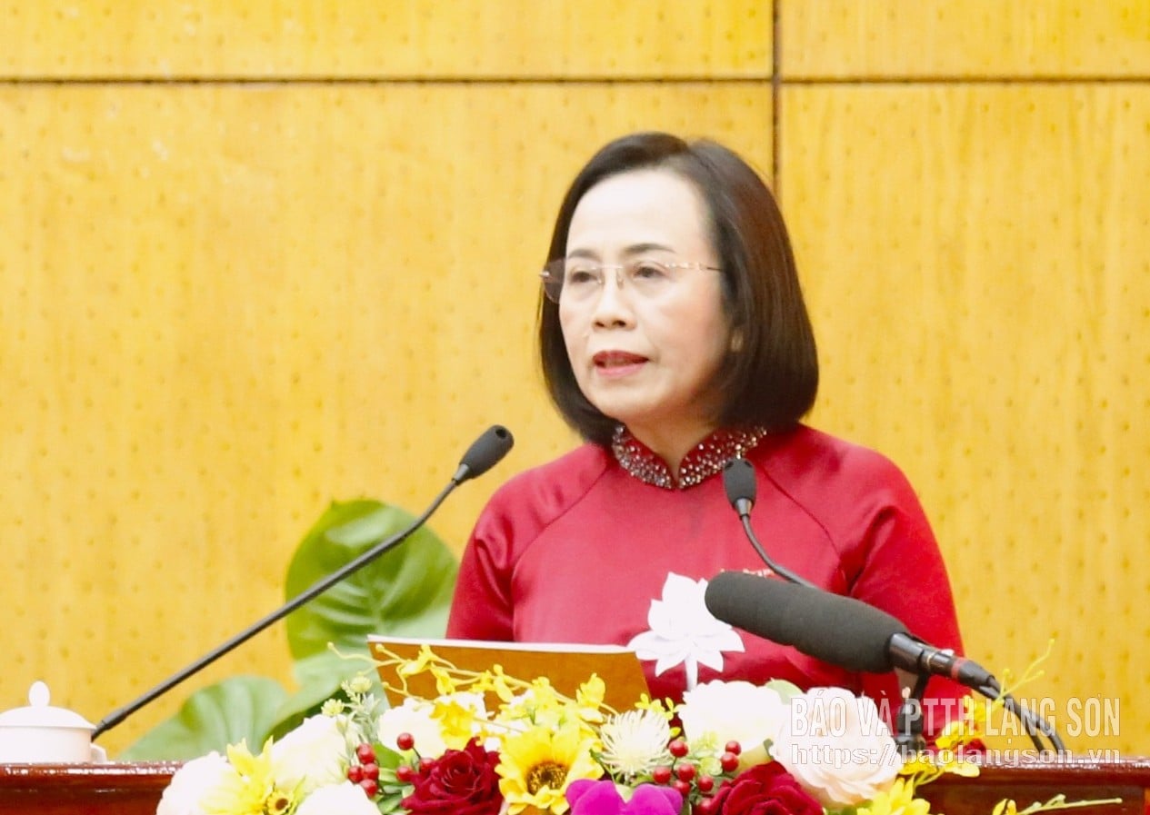 Товаришка Доан Тхі Хау, постійний заступник секретаря провінційного партійного комітету, голова провінційної народної ради, виступила з вступною промовою на засіданні.