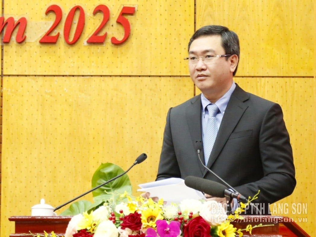 Заступник секретаря провінційного партійного комітету, голова провінційного народного комітету товариш Нгуєн Кань Тоан представив звіт провінційного народного комітету про виконання плану соціально-економічного розвитку у 2025 році; цілі, завдання та плани на 2026 рік.