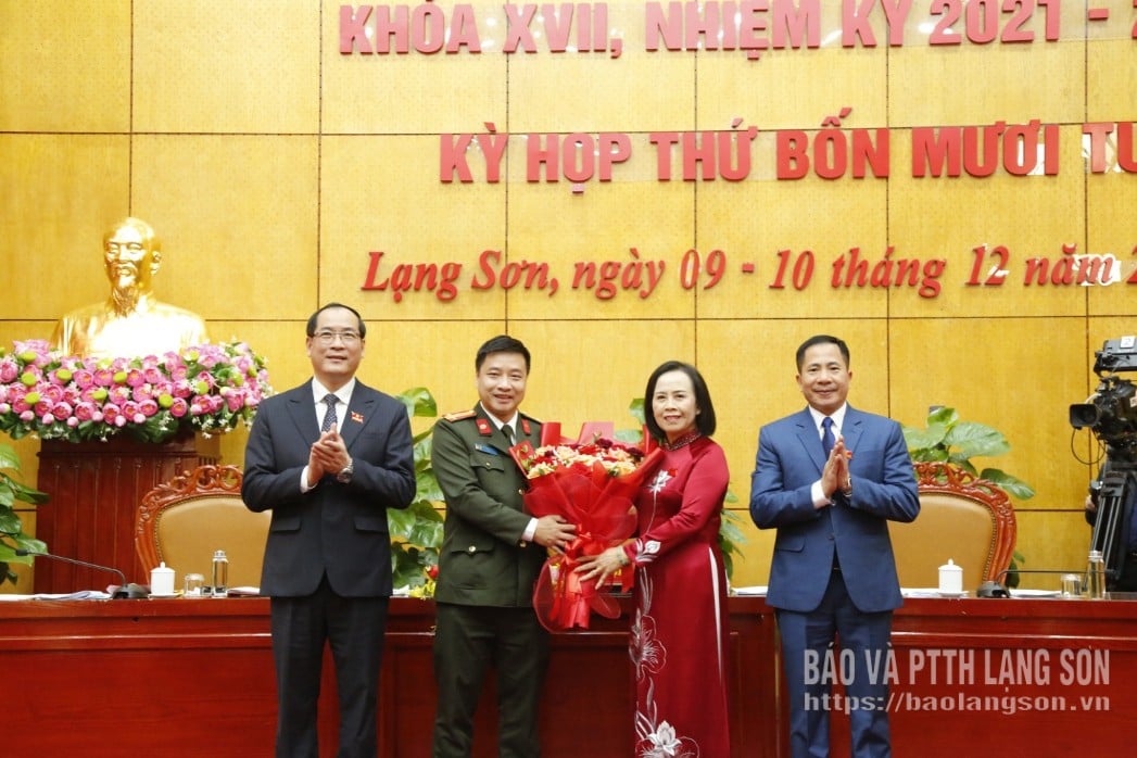 Керівники Народної ради провінції вручили квіти, щоб привітати товариша Ву Тхань Тунга, директора провінційної поліції, з обранням членом Народного комітету провінції на 17-й термін, 2021-2026 роки.