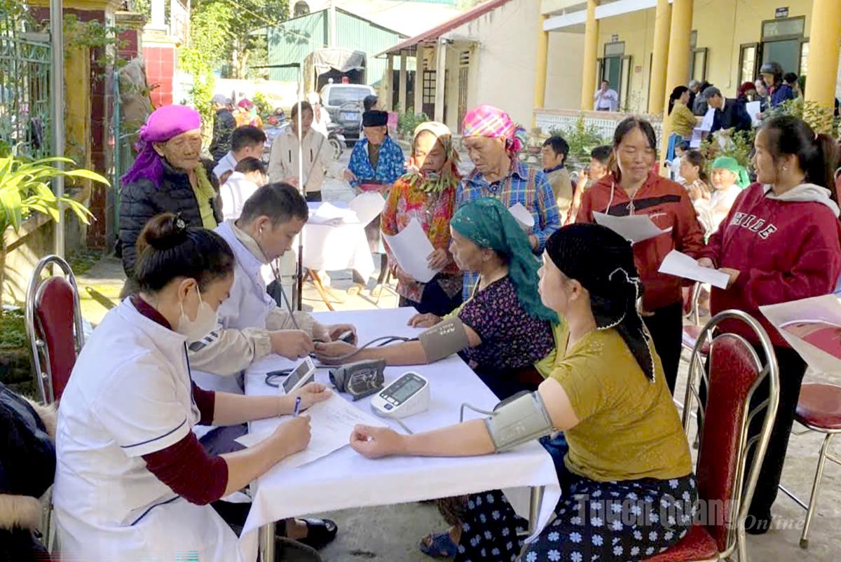 ক্যান টাই কমিউনের মানুষের যক্ষ্মা পরীক্ষা করছেন স্বাস্থ্যকেন্দ্রের কর্মীরা।