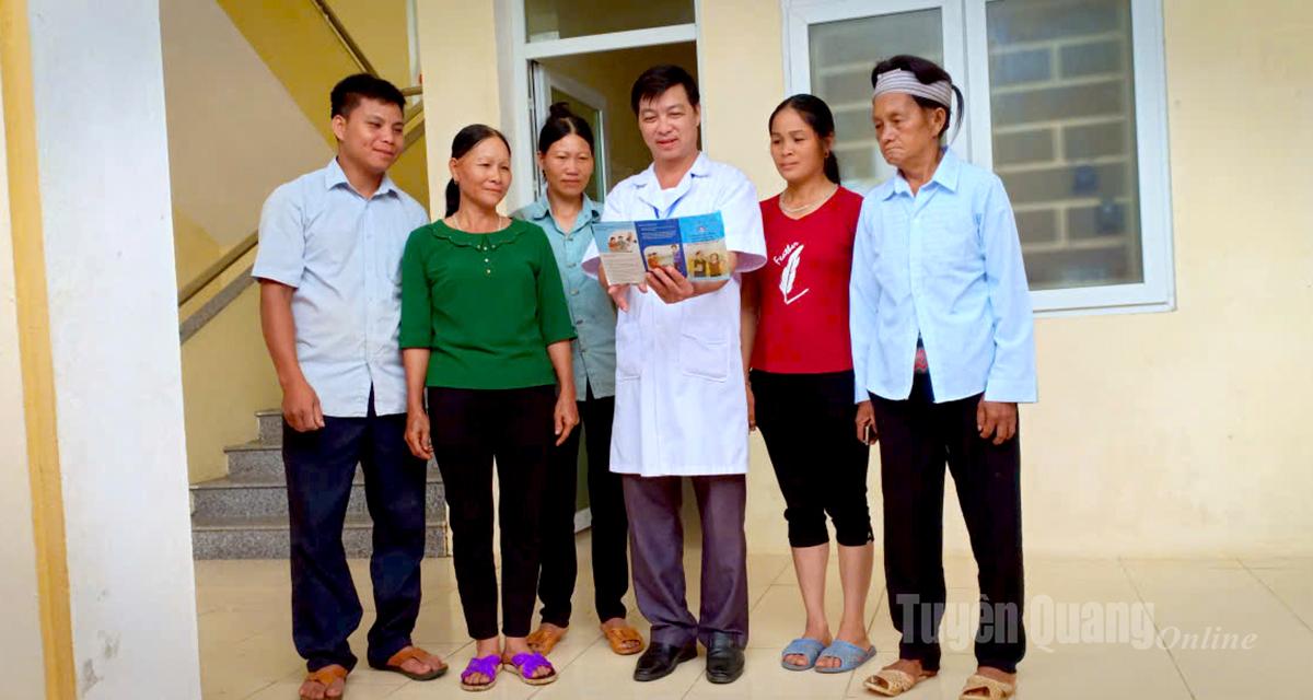 হংক থাই কমিউন স্বাস্থ্য কেন্দ্রের কর্মীরা রোগ প্রতিরোধ ও নিয়ন্ত্রণ সম্পর্কে জনগণের মধ্যে প্রচার ও সচেতনতা বৃদ্ধি করে।