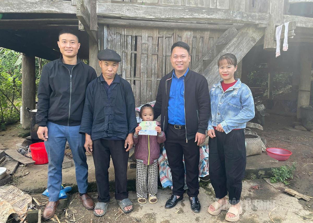 قدم اتحاد الشباب في بلدية نام دان دعمًا ماليًا من