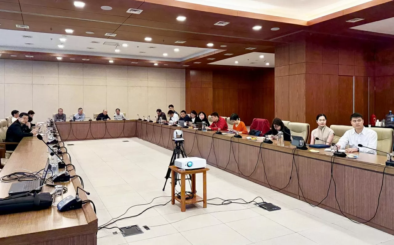 A delegação do Ministério das Relações Exteriores participou do curso nacional de capacitação sobre o uso do sistema de informação para monitoramento, supervisão e avaliação da implementação das resoluções do Comitê Central por meio de plataforma online. (Foto: Hoang Hai) Điểm cầu Bộ Ngoại giao tham dự Tập huấn toàn quốc sử dụng Hệ thống thông tin theo dõi, giám sát, đánh giá việc thực hiện các nghị quyết của Trung ương dưới hình thức trực tuyến. (Ảnh: Hoàng Hải)