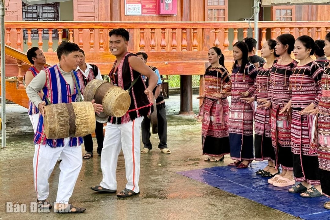 쉬안란 사의 시 토아이 마을에서 더블 드럼, 트리플 징, 오현 종소리를 연주하는 모습.