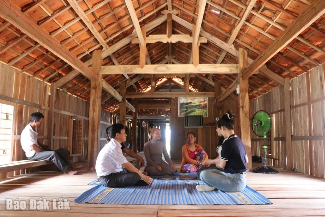 레 디엠 마을(송힌 사)의 사람들은 관광을 개발하기 위해 전통적인 에데 스타일의 집을 지었습니다.
