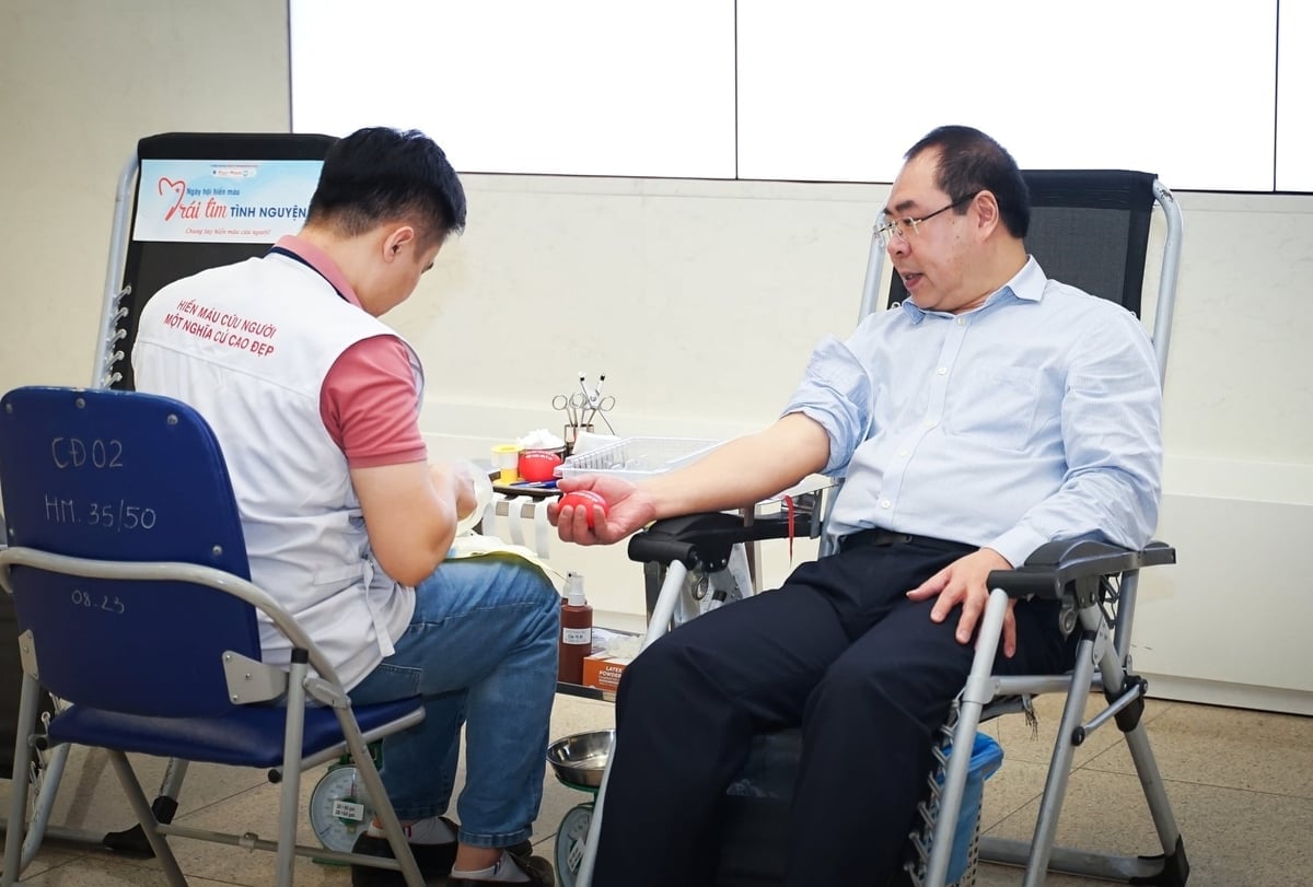 O Sr. Do Duc Hung, Presidente do Sindicato EVN, participou da doação de sangue. Foto: EVN. Ông Đỗ Đức Hùng - Chủ tịch Công đoàn EVN tham gia hiến máu. Ảnh: EVN.