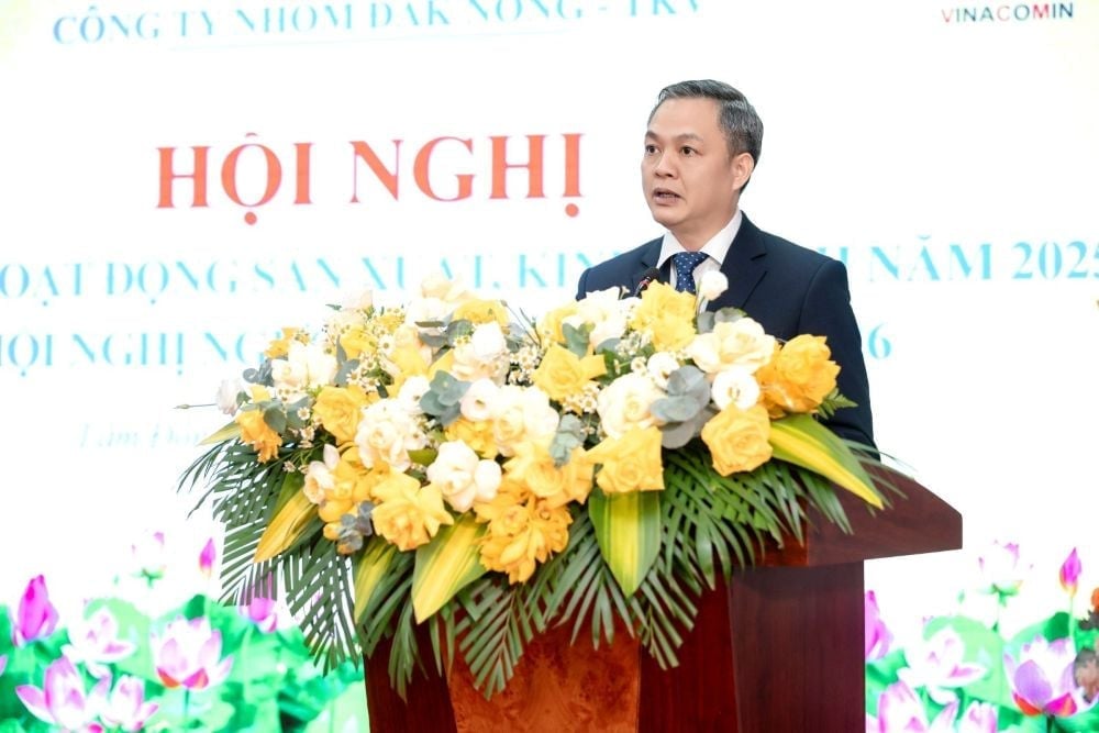 Giám đốc Công ty Nhôm Đắk Nông - TKV Nguyễn Bá Phong báo cáo tại hội nghị. Ảnh: Sỹ Đồng.