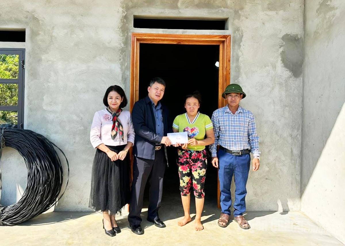 Los líderes de la comuna de Linh Ho donaron dinero para apoyar la construcción de viviendas para los hogares afectados por desastres naturales.
