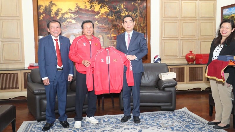 Nguyễn Van Hung, Vietnam kulturális, sport- és turisztikai minisztere, a Vietnami Labdarúgó-szövetség Végrehajtó Bizottságának tagjai és a Dong Luc Részvénytársaság vezetői ajándékokat adtak át Pham Viet Hungnak, Vietnam thaiföldi nagykövetének.