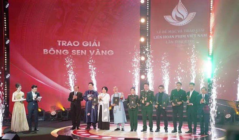 Menyampaikan Anugerah Golden Lotus di Festival Filem Vietnam ke-24 - 2025.