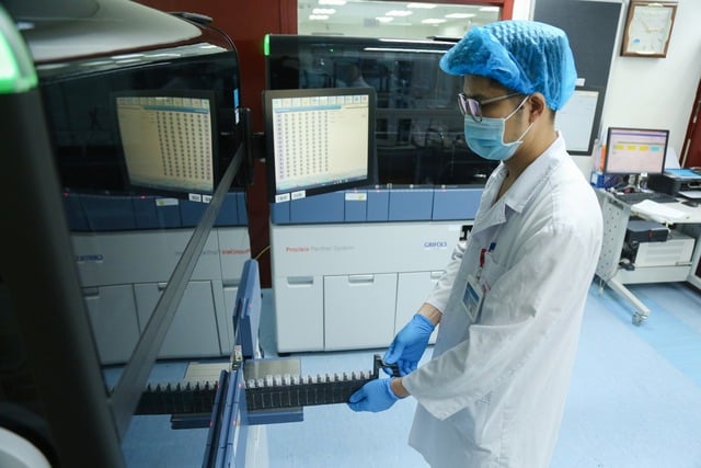 Egy vércsoport mögött a hallgatag emberek HIV elleni küzdelme áll - 2. kép. Đằng sau một đơn vị máu là cả cuộc chiến phòng, chống HIV của những con người thầm lặng- Ảnh 2.