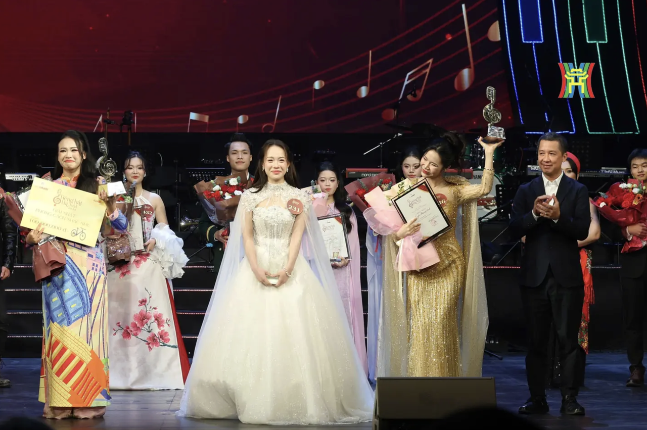 ২০২৫ সালের হ্যানয় গানের প্রতিযোগিতায় প্রথম পুরস্কার জিতেছেন নগুয়েন ফুওং আন এবং নগুয়েন থুই হাই আন (ছবি: আয়োজক কমিটি)