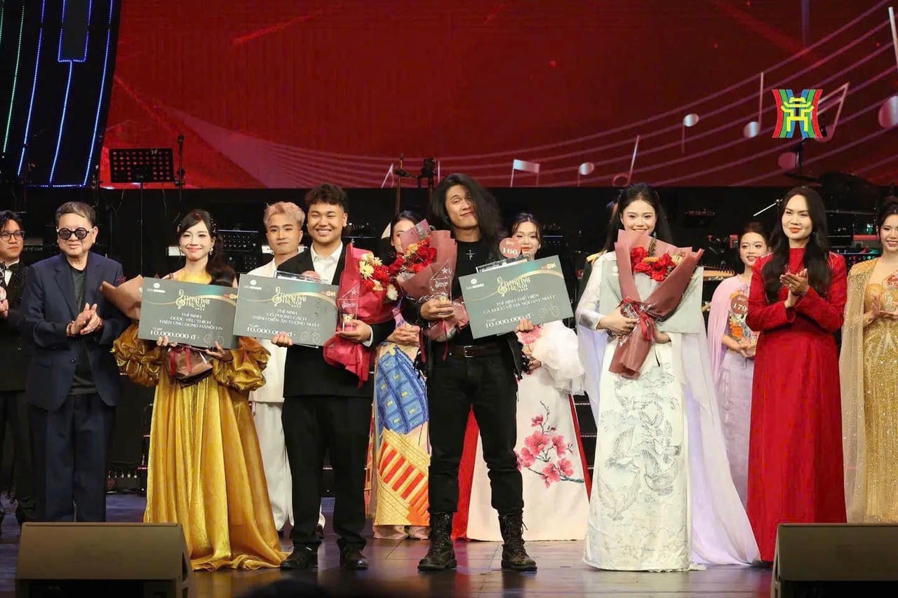 প্রতিযোগীরা বিশেষ পুরষ্কার পাচ্ছেন (ছবি: আয়োজক কমিটির)।