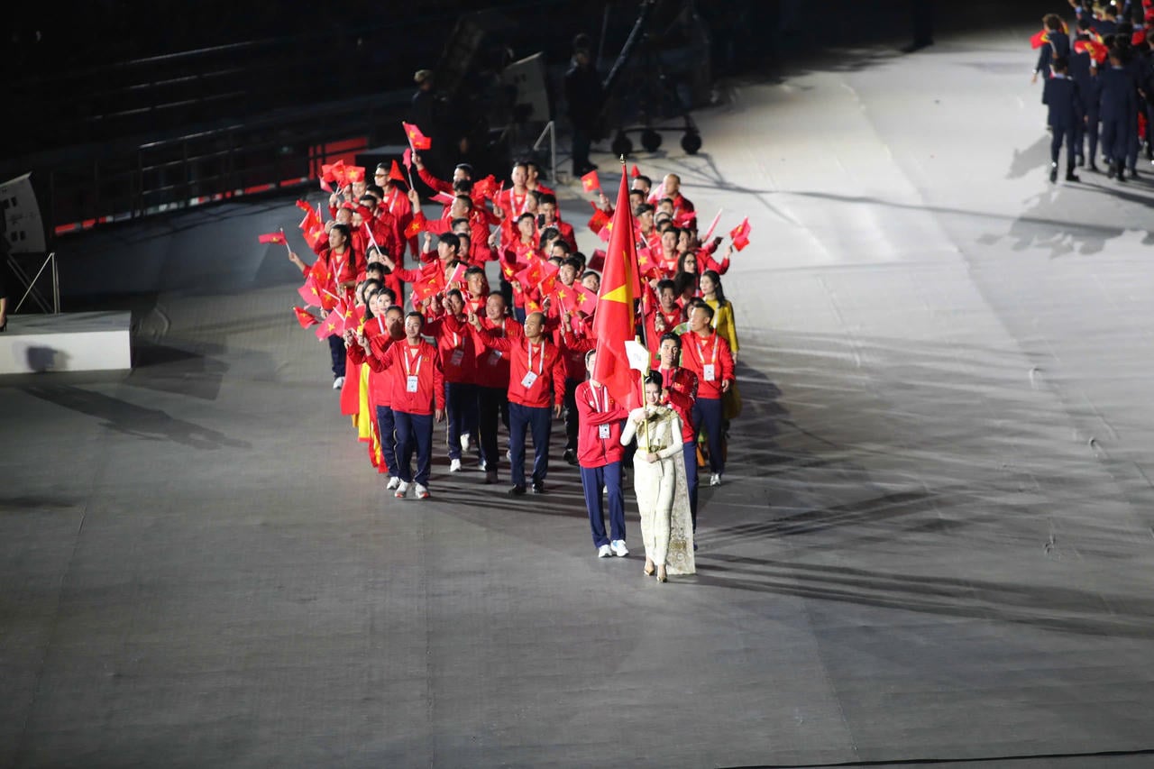 نمایندگان هیئت ورزشی ویتنام در مراسم افتتاحیه سی و سومین دوره بازیهای SEA در رژه شرکت میکنند.