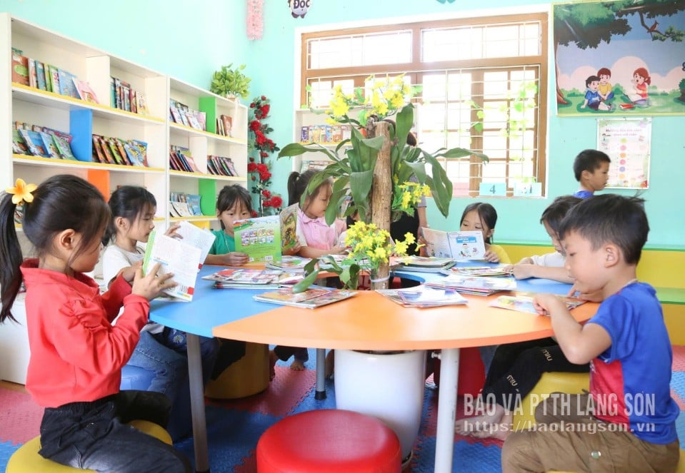 Học sinh Trường Phổ thông Dân tộc bán trú Tiểu học – THCS Liên Hội đọc sách tại "Thư viện ước mơ" được đầu tư xây dựng tại trường từ năm học 2023-2024
