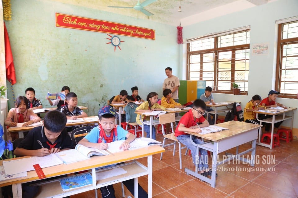 Giờ học của thầy và trò Trường Phổ thông dân tộc bán trú Tiểu học - Trung học cơ sở Liên Hội (xã Điềm He)