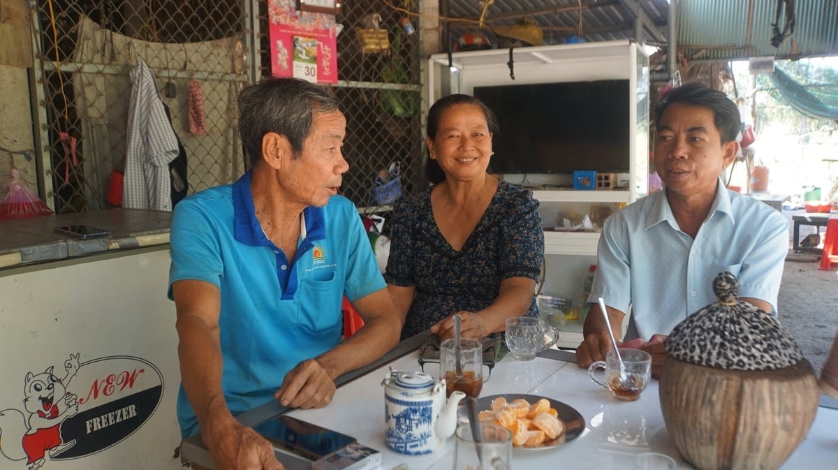 Ông Thanh (bìa phải) cùng nông dân trong ấp đúc kết kinh nghiệm chống lũ vừa qua. Ảnh: Trần Trung.