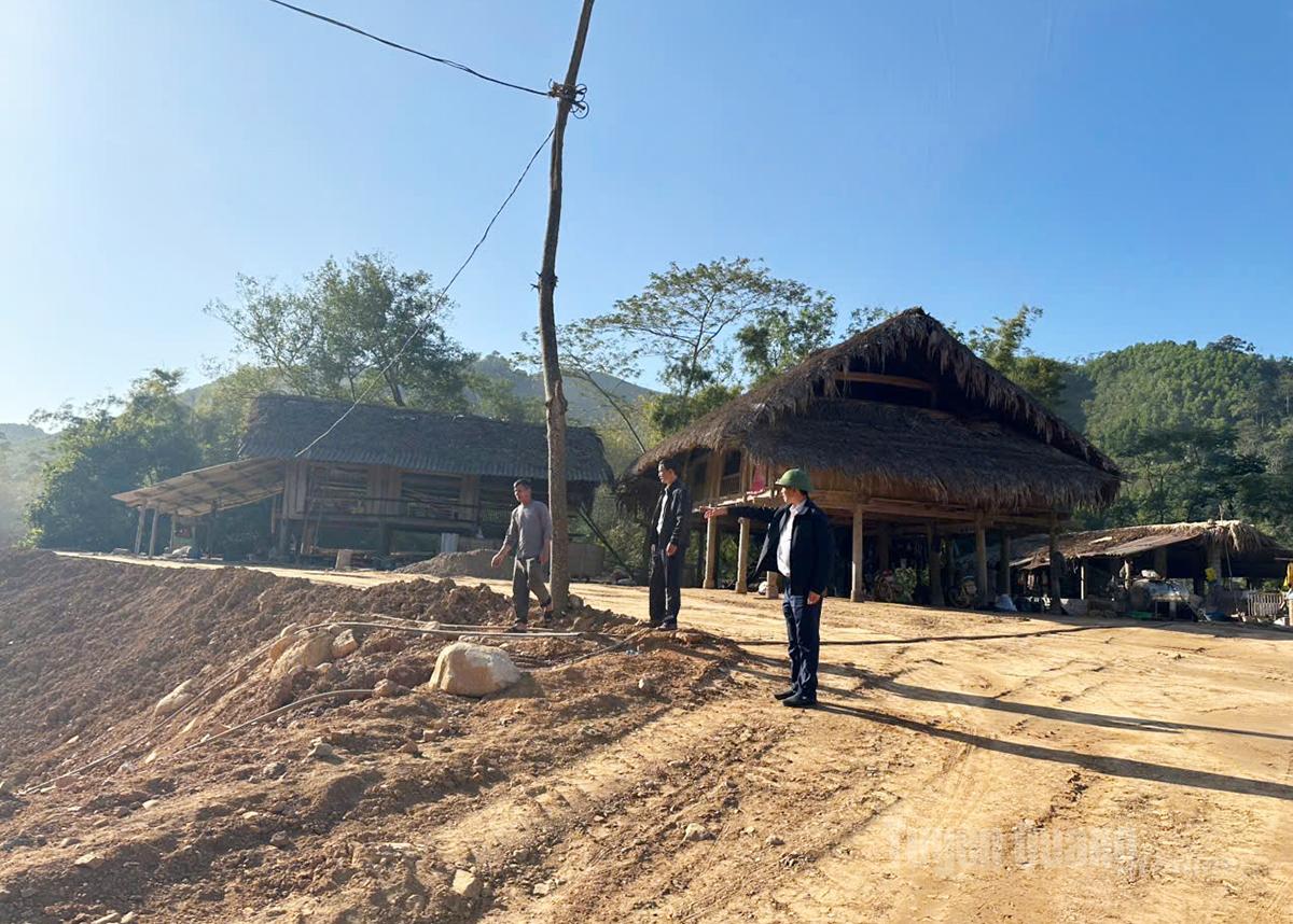 Rodina pana Ma Van Duonga z vesnice Phan v obci Hung Loi se dobrovolně přestěhovala, aby předala pozemek projektu výstavby silnice Ho Či Minova města, křižovatka Cho Chu - Trung Son.