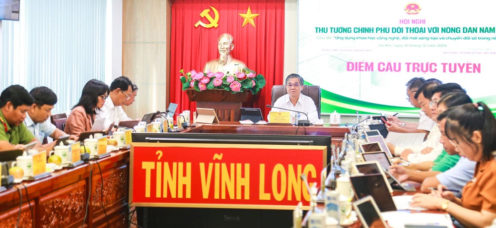 Perwakilan menghadiri persidangan di titik jambatan Vinh Long.