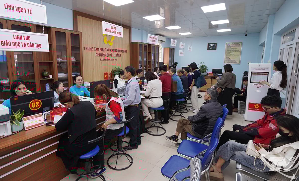 مرکز خدمات اداری عمومی کوئیت تانگ وارد به دلیل حجم زیاد کار، دائماً تحت فشار است.