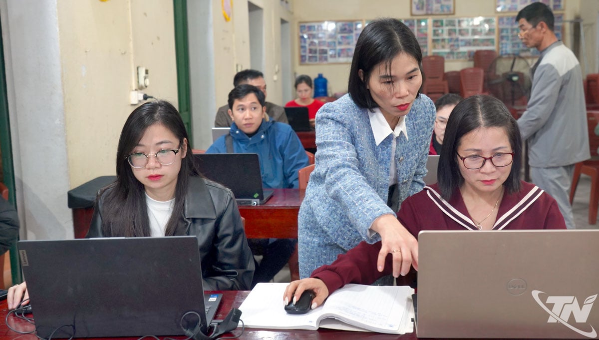 کارکنان مرکز خدمات اداری عمومی کوئیت تانگ وارد، شهروندان را در مورد نحوه استفاده از رایانه‌ها راهنمایی می‌کنند.