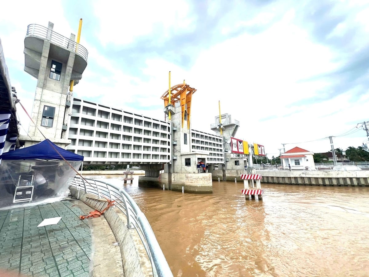 Cống Cái Hàng vừa được khánh thành góp phần phát triển hạ tầng cho vùng sản xuất cây giống hoa kiểng Chợ Lách. Ảnh: Minh Đảm.