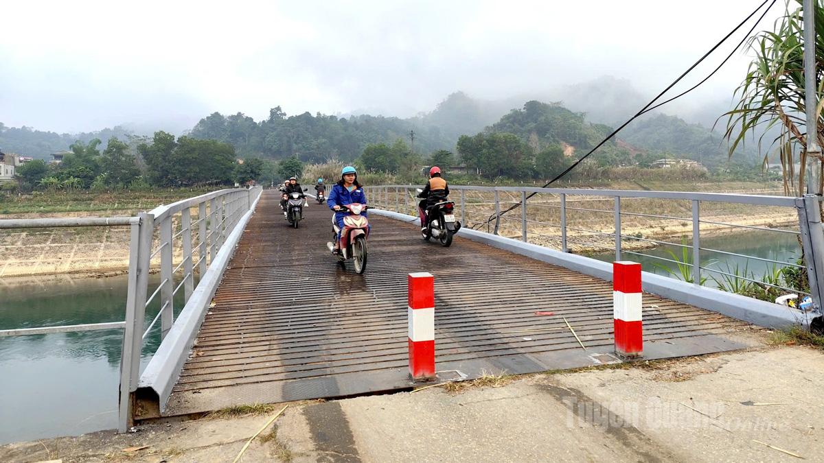 Người dân lưu thông qua cầu sắt sáng 10-12.