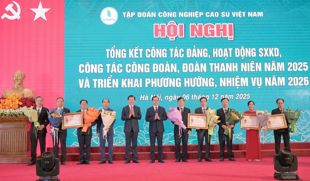 Tại Hội nghị, nhiều tập thể và cá nhân của VRG đã vinh dự đón nhận Huân chương Lao động hạng Nhất. Ảnh: VRG.