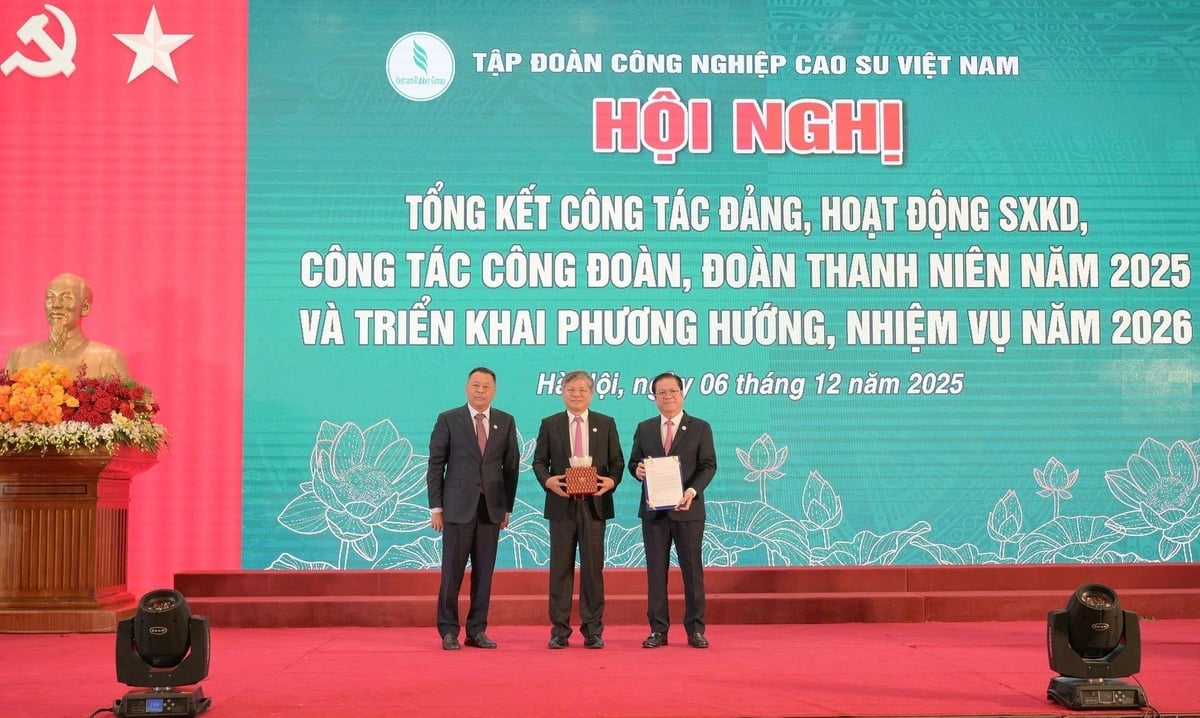 Ông Tekreth Samrach, Quốc vụ khanh Thường trực Bộ Quản lý Đất đai, Quy hoạch Đô thị và Xây dựng Campuchia thay mặt Phó Thủ tướng Vương quốc Campuchia tặng quà chúc mừng VRG. Ảnh: VRG.