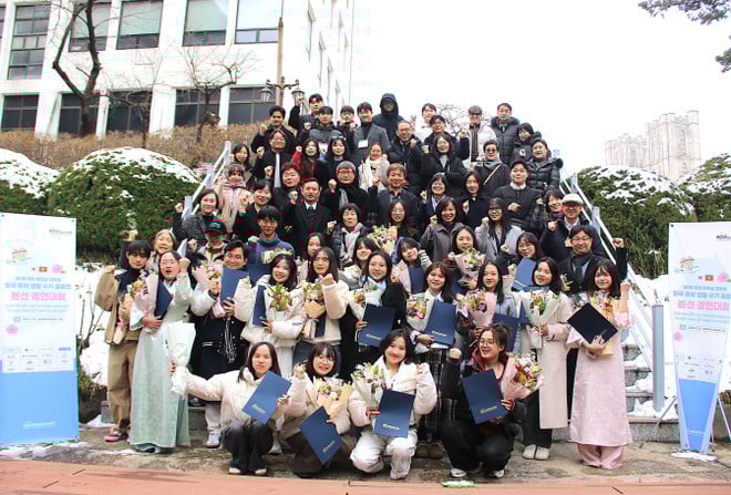 Vietnamlı yarışmacılar Kyunghee Üniversitesi'nde Organizasyon Komitesi ile fotoğraf çektiriyor. (Fotoğraf: Khanh Van/VNA) vna-potal-cuoc-thi-viet-ve-doi-song-danh-cho-du-hoc-sinh-viet-nam-tai-han-quoc-8455427.jpg