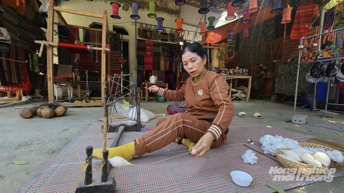 Bà Thanh lưu giữ, tiếp nối nghề dệt truyền thống của cộng đồng người Thái ở Pù Luông. Ảnh: Quốc Toản.