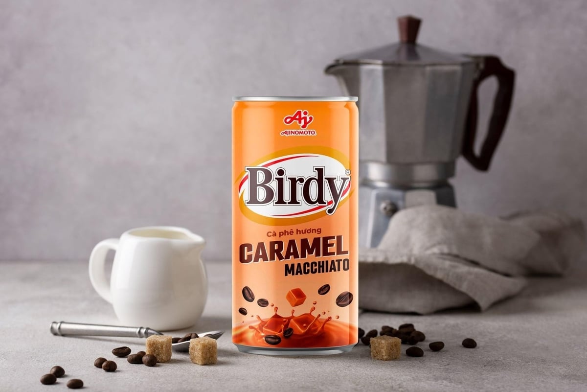 Disfrute del rico, cremoso y dulce sabor del nuevo Café Macchiato de Caramelo Birdy®. Foto: AJ. Thưởng thức vị cà phê đậm đà, thơm béo, ngọt dịu trong Cà phê Birdy® hương Caramel Macchiato mới. Ảnh: AJ.