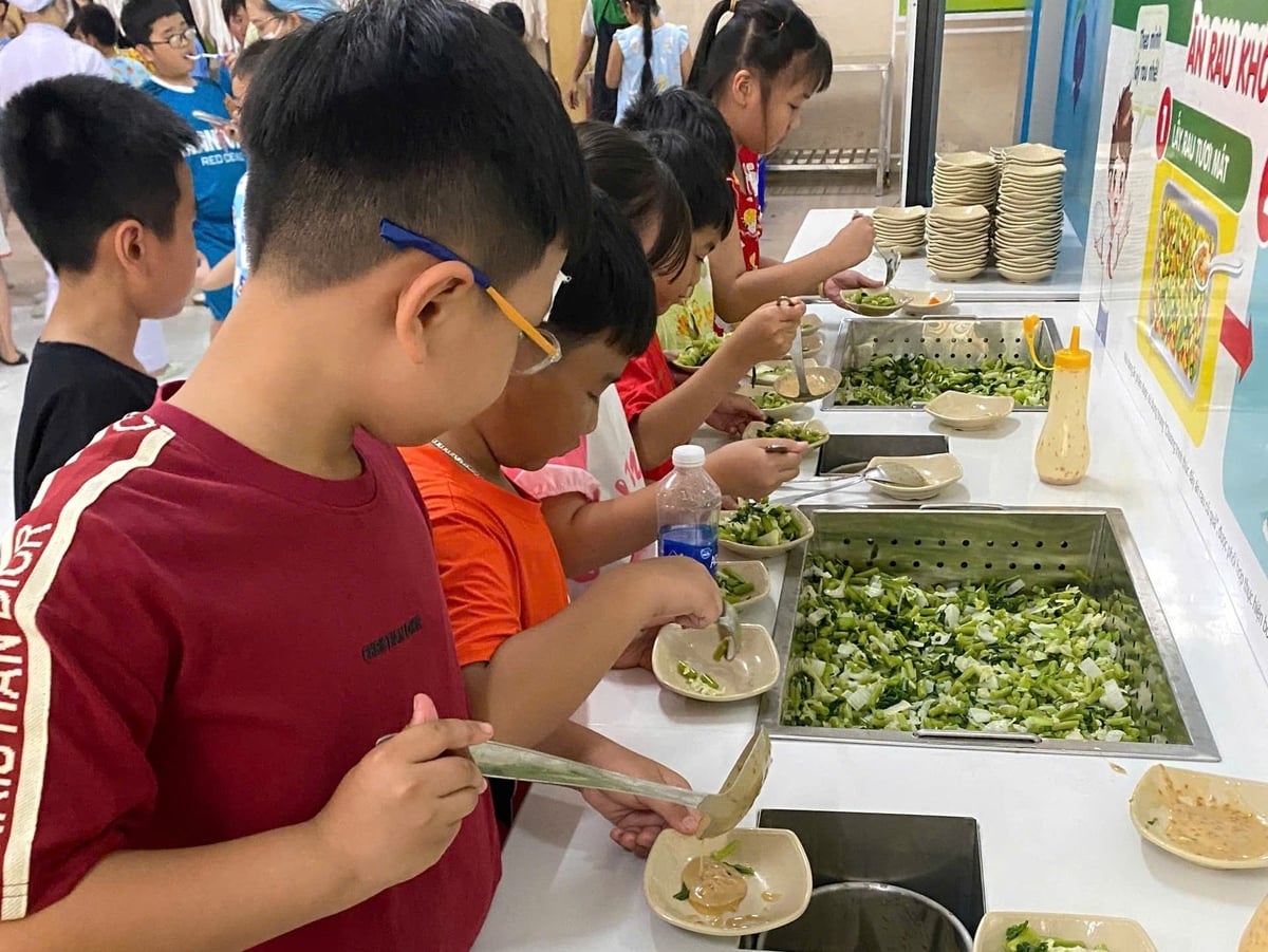 La nueva iniciativa de Ajinomoto Vietnam, el Sáng kiến mới 'Quầy Buffet rau củ' của Ajinomoto Việt Nam cũng đang được nhân rộng khắp các trường có tổ chức bán trú. Ảnh: AJ.
