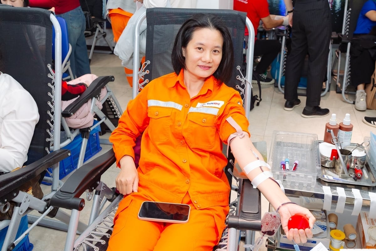 EVNNPC-ansatte donerer blod for å bidra til samfunnets blodreserve. Foto: EVNNPC. Người lao động EVNNPC tham gia hiến máu đóng góp vào nguồn máu dự trữ cho cộng đồng. Ảnh: EVNNPC.