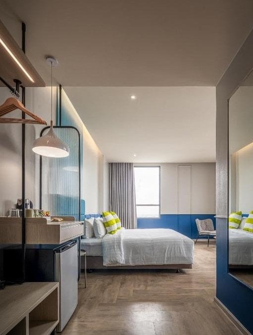 Hotellrummen är fullt möblerade. Foto: Bokning