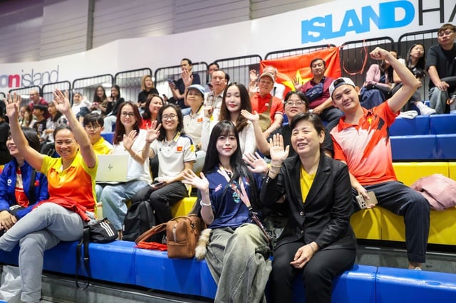 Chau Tuyet Van tog med sig sina föräldrar till Bangkok för att heja på taekwondo när de Châu Tuyết Vân đưa bố mẹ đến Bangkok cổ vũ taekwondo 'mở hàng' vàng SEA Games: Hồi hộp…- Ảnh 1.