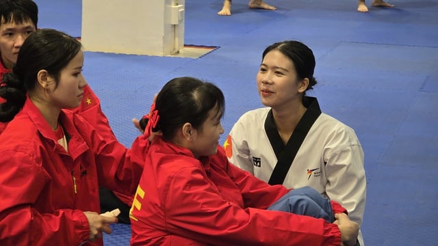 Chau Tuyet Van tog med sig sina föräldrar till Bangkok för att heja på taekwondo när de Châu Tuyết Vân đưa bố mẹ đến Bangkok cổ vũ taekwondo 'mở hàng' vàng SEA Games: Hồi hộp…- Ảnh 2.