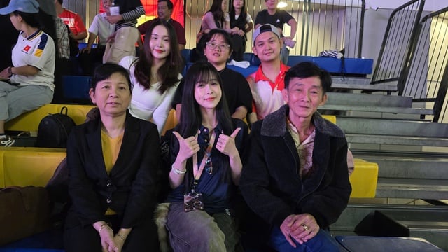 Chau Tuyet Van tog med sig sina föräldrar till Bangkok för att heja på taekwondo när de Châu Tuyết Vân đưa bố mẹ đến Bangkok cổ vũ taekwondo 'mở hàng' vàng SEA Games: Hồi hộp…- Ảnh 3.