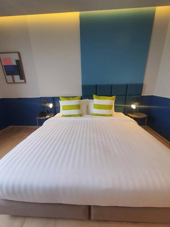 Kamar hotel dilengkapi perabotan lengkap. Foto: Booking.com