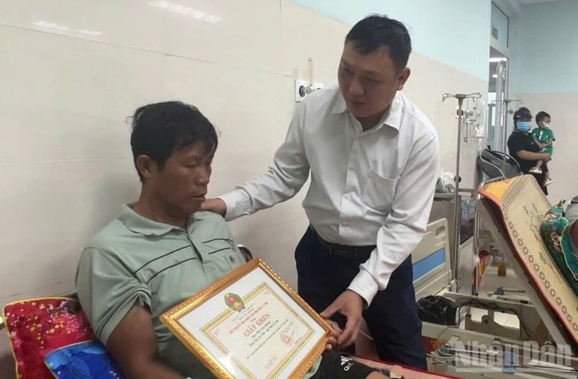 O presidente do Comitê Popular da Zona Econômica Especial de Ly Son, Nguyen Van Huy, visitou e entregou um Certificado de Reconhecimento ao Sr. Phan Duy Quang.
