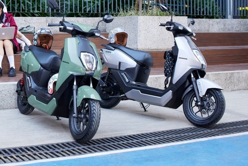 Loạt xe máy điện Honda, Yamaha hạ giá tới 15 triệu đồng để cạnh tranh